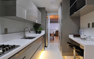 Projeto de design de interiores residencial com móveis modernos e espaço otimizado