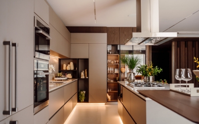 Projeto de design de interiores residencial com móveis modernos e espaço otimizado